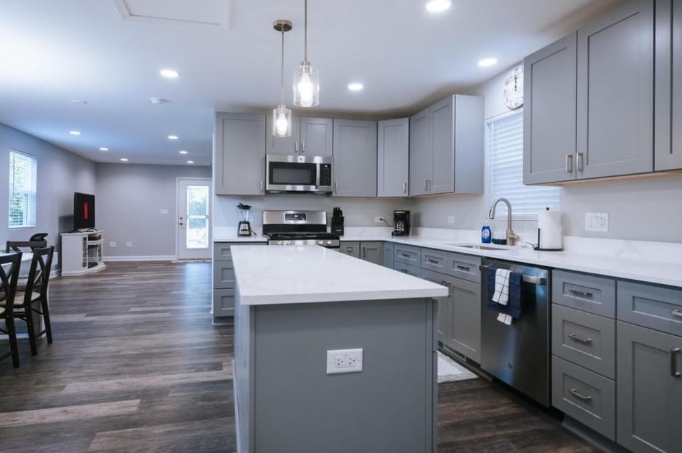 Fox Lake Extended Stay Furnished Suite House in Fox Lake