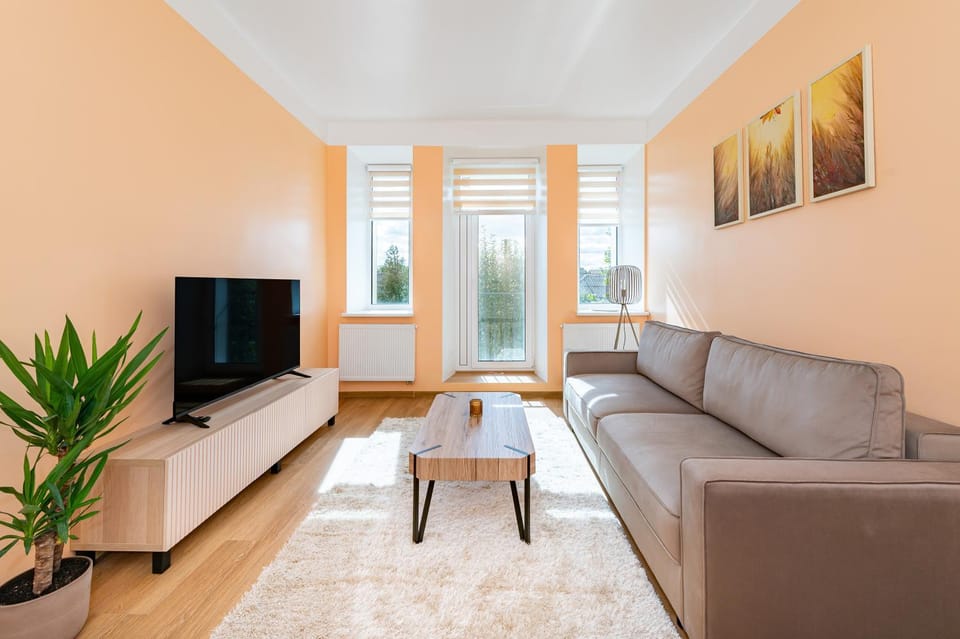 TV and multimedia, Living room, Seating area, Evening entertainment
