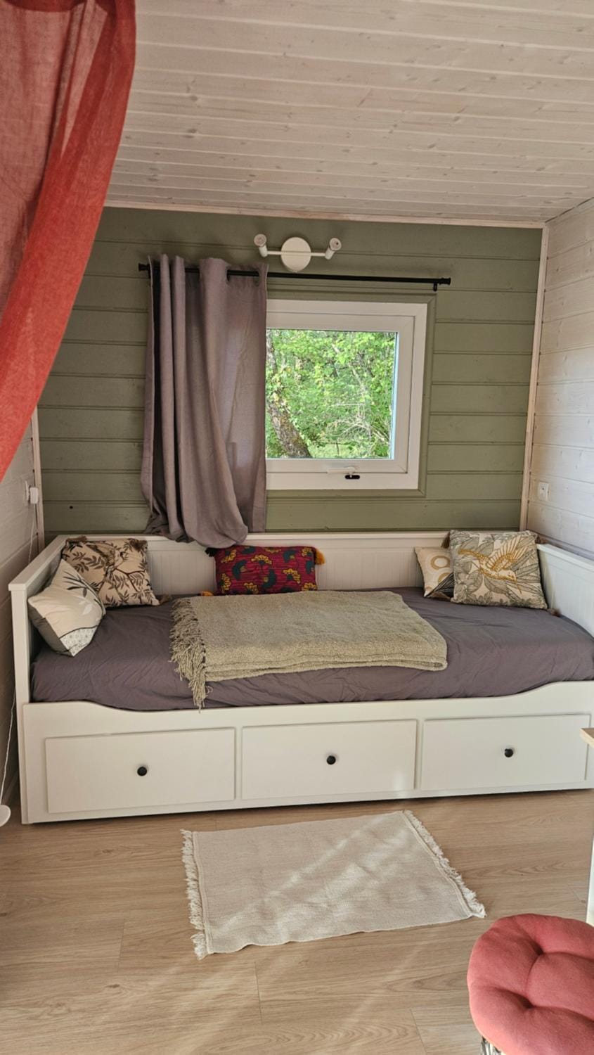 Bed, Living room
