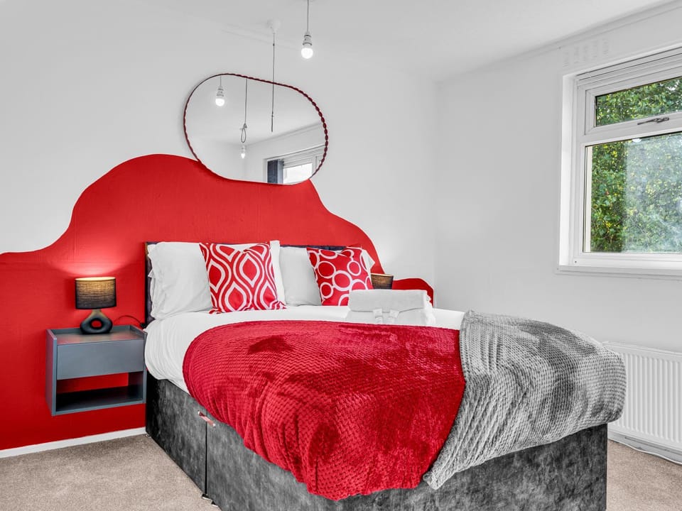 Bed, Photo of the whole room, Seating area, Bedroom