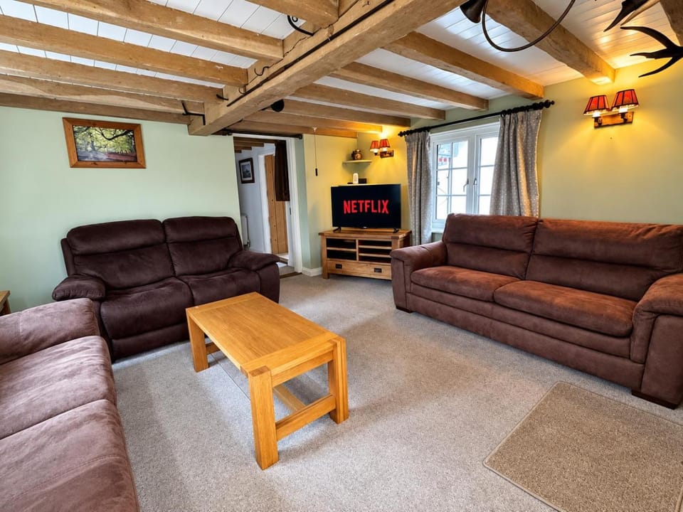 Holdfast Cottage Sleeps 12 in The New Forest House in Test Valley District