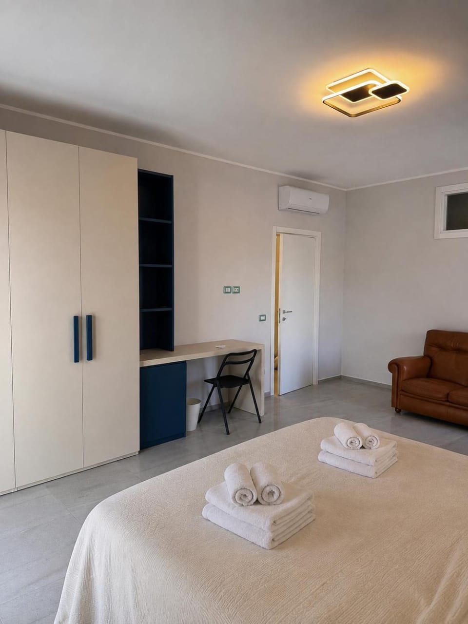 Photo of the whole room, Seating area, wardrobe