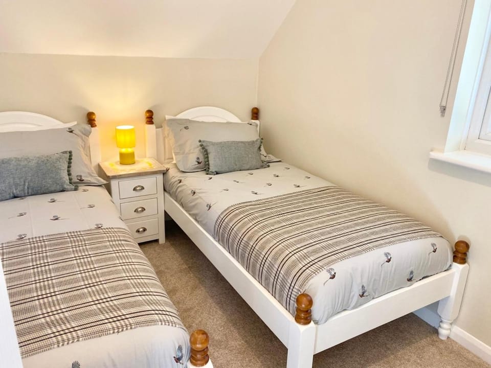 Bungalow Sleeps 4 with Indoor Pool House in West Devon District