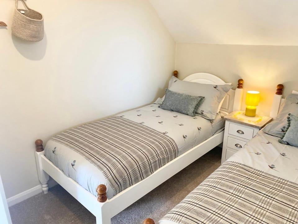Bungalow Sleeps 4 with Indoor Pool House in West Devon District