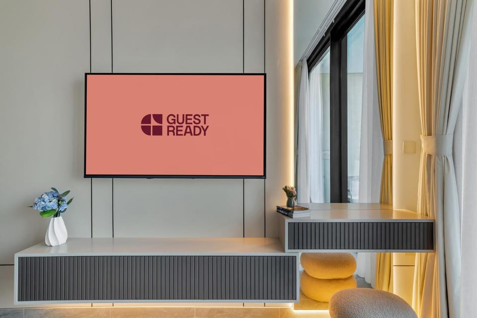 GuestReady - Studio | Stunning Canal View Apartment in Dubai
