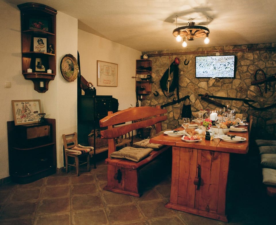 TV and multimedia, Living room, Seating area, Dining area