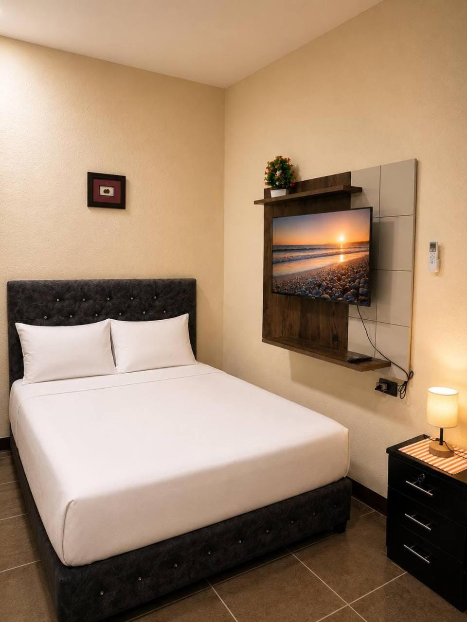 Bed, TV and multimedia, Photo of the whole room, Bedroom