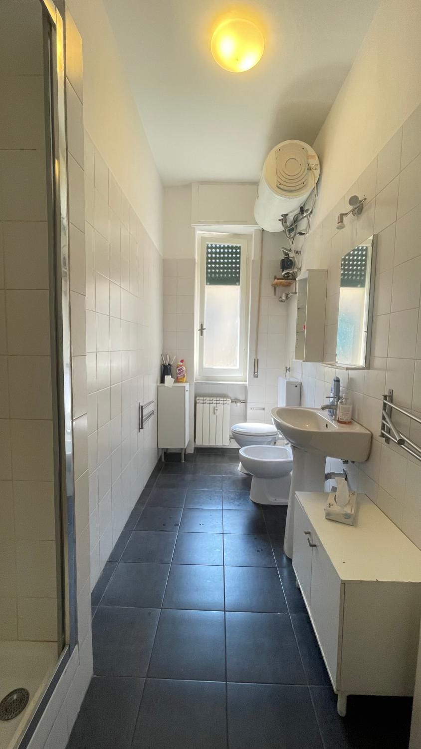 Shower, Toilet, Bathroom, bidet, towels