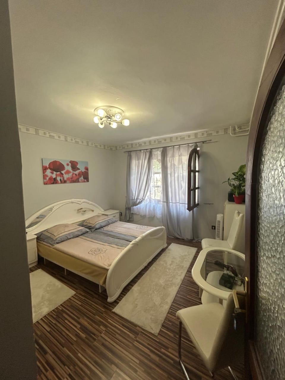 Bed, TV and multimedia, Photo of the whole room, Bedroom