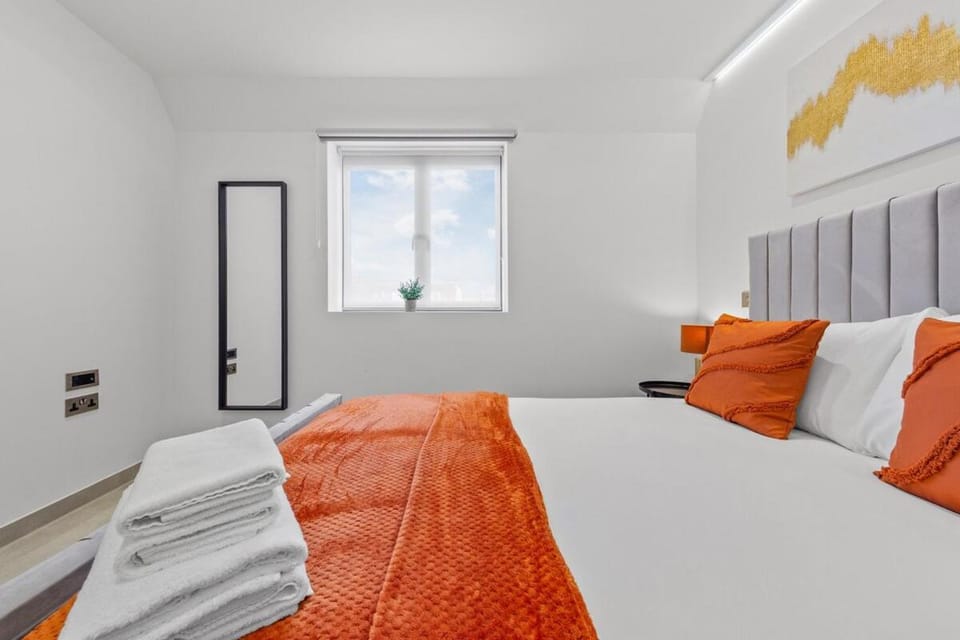 Bed, Bedroom, towels