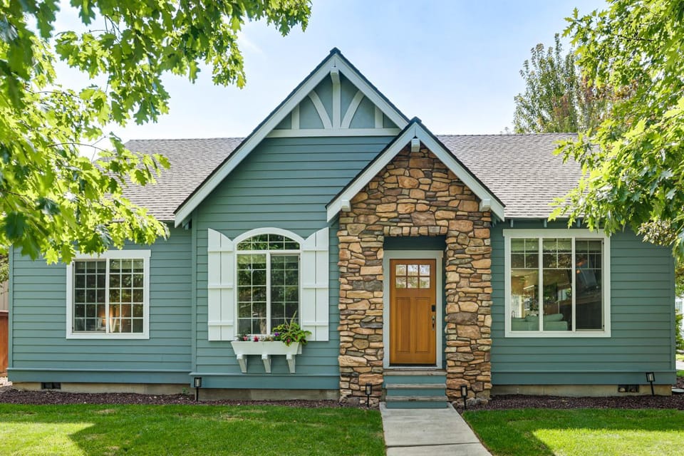 Fenced Yard & Gas Grill! 9 Mi to Smith Rock House in Redmond