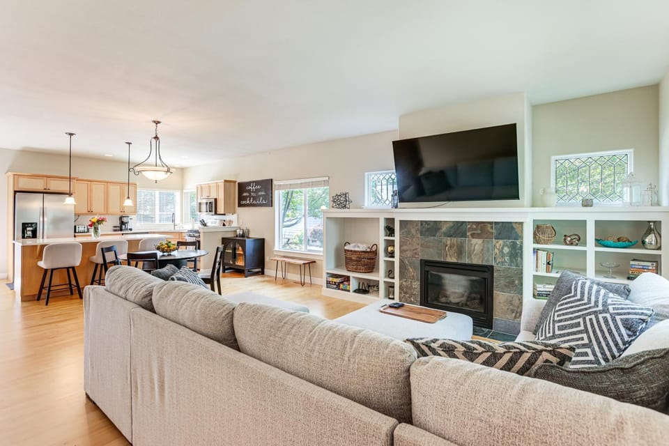 Fenced Yard & Gas Grill! 9 Mi to Smith Rock House in Redmond