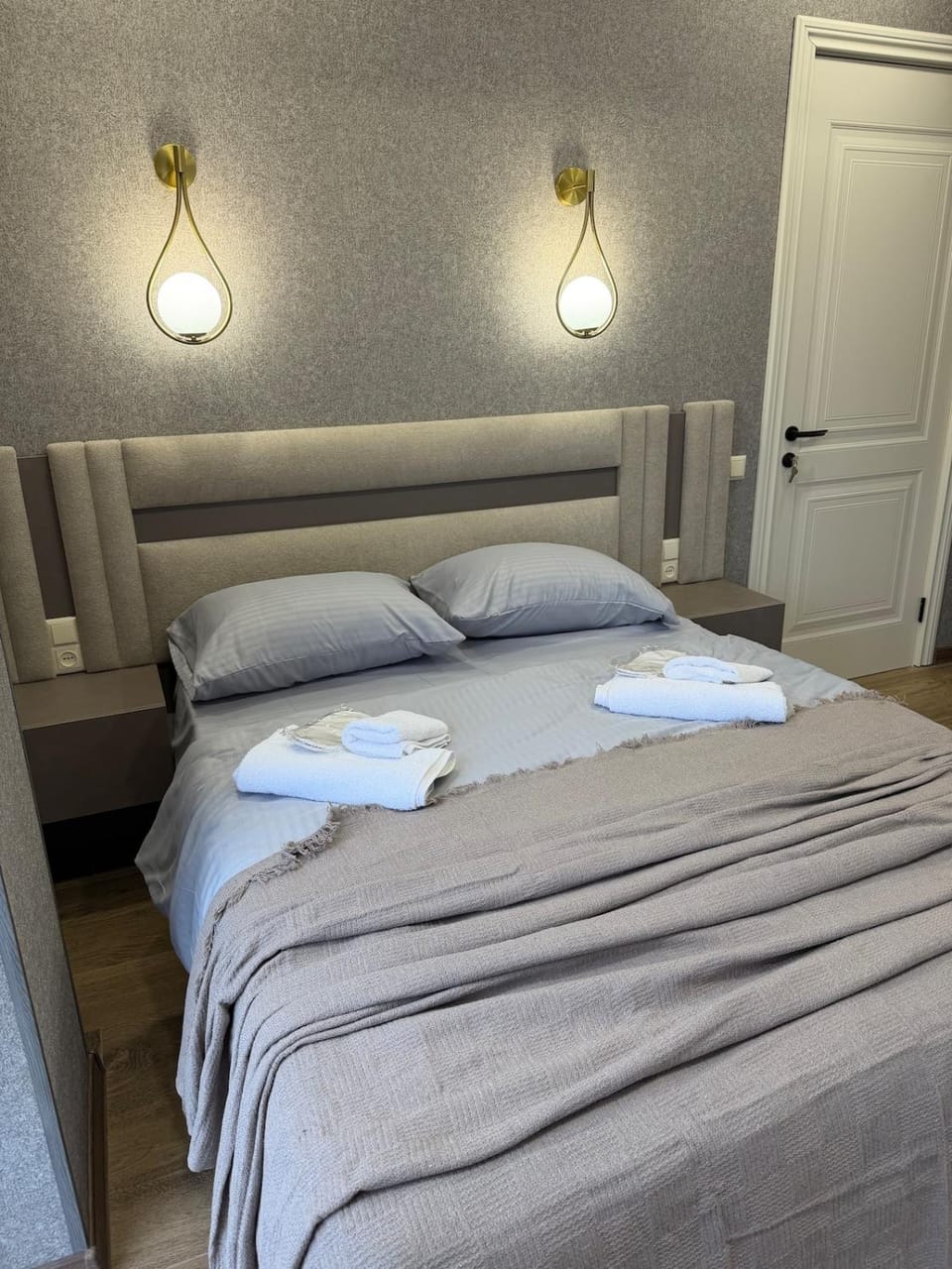 Bed, Photo of the whole room, Bedroom, towels