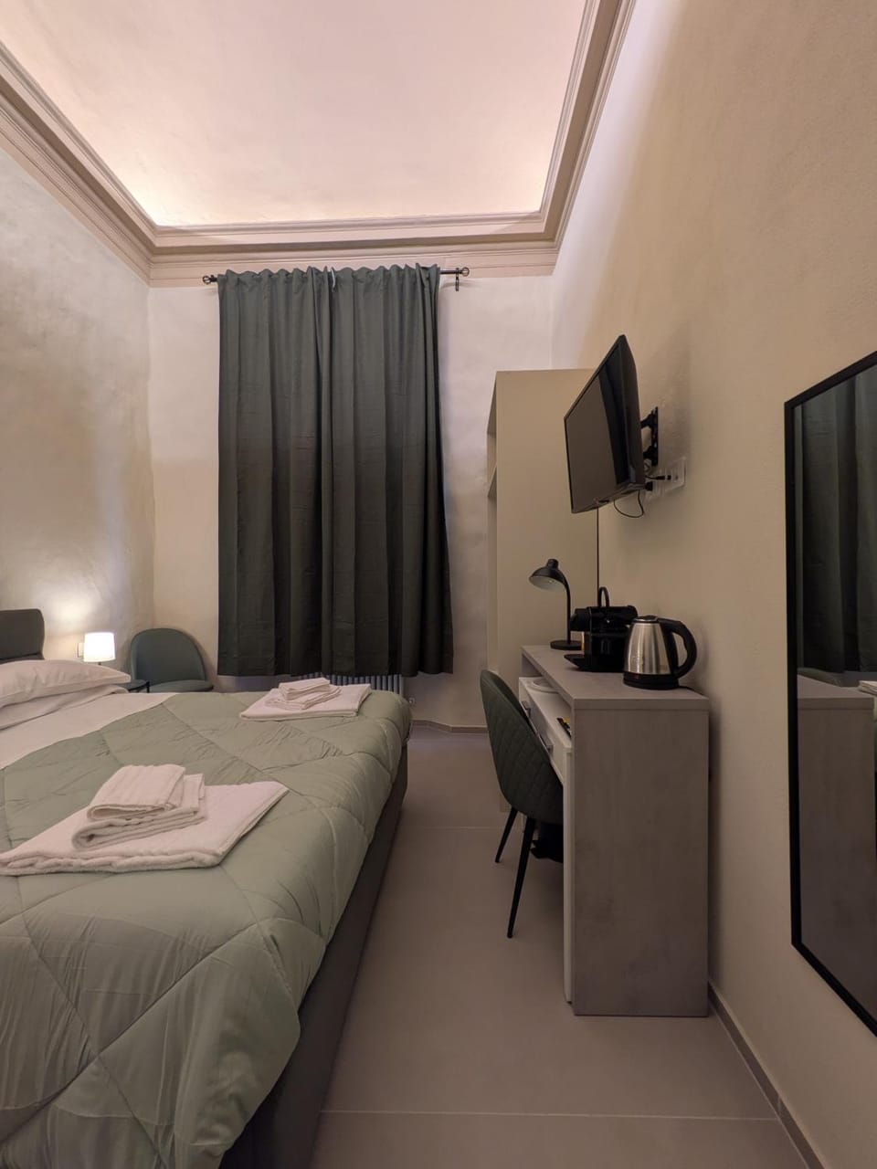Bed, TV and multimedia, Photo of the whole room, Bedroom, towels, air conditioner