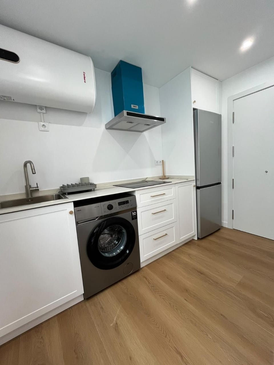Kitchen or kitchenette, dishwasher, stove, washing machine