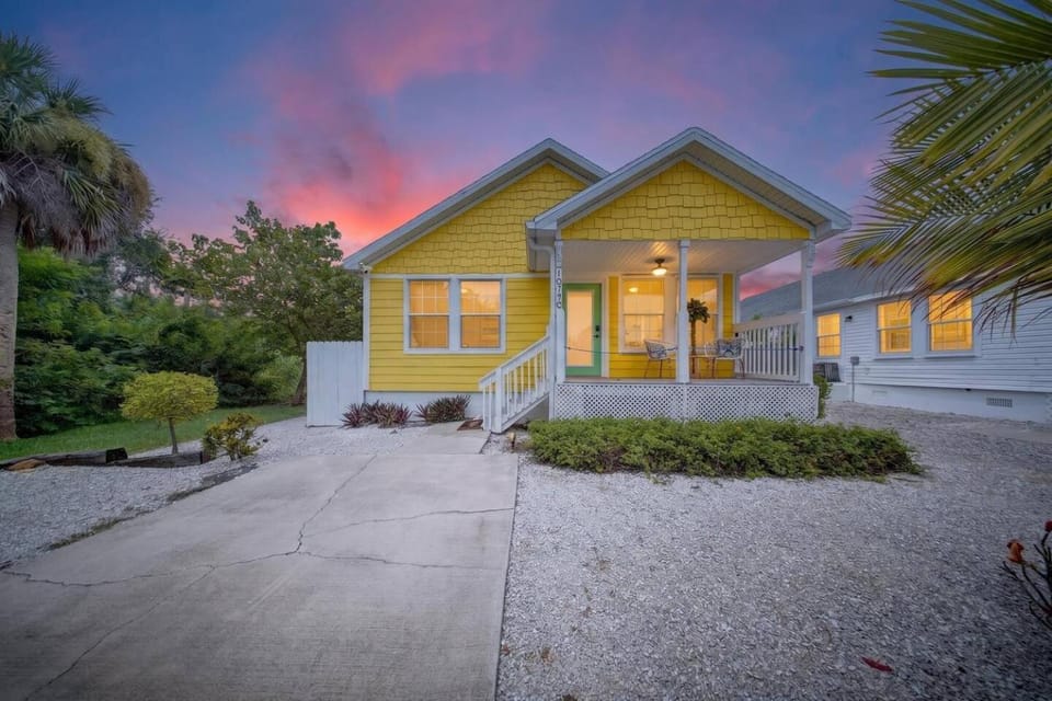 Property building, Facade/entrance, Garden, Sunset, Parking