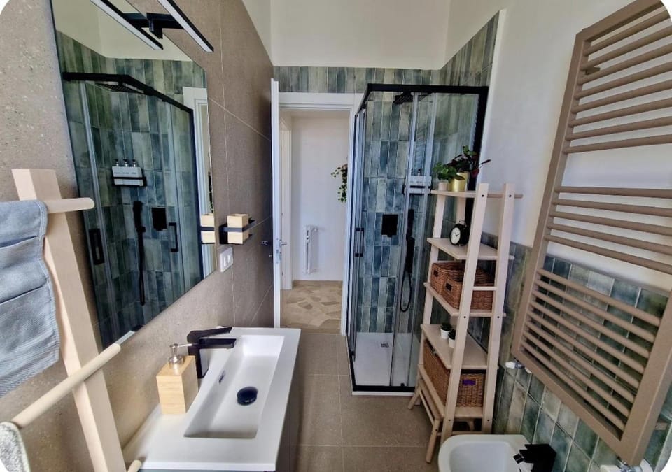 Shower, Toilet