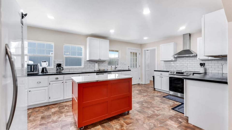 Port Orford Coastal Retreat - Pet Friendly & Fire Pit House in Port Orford