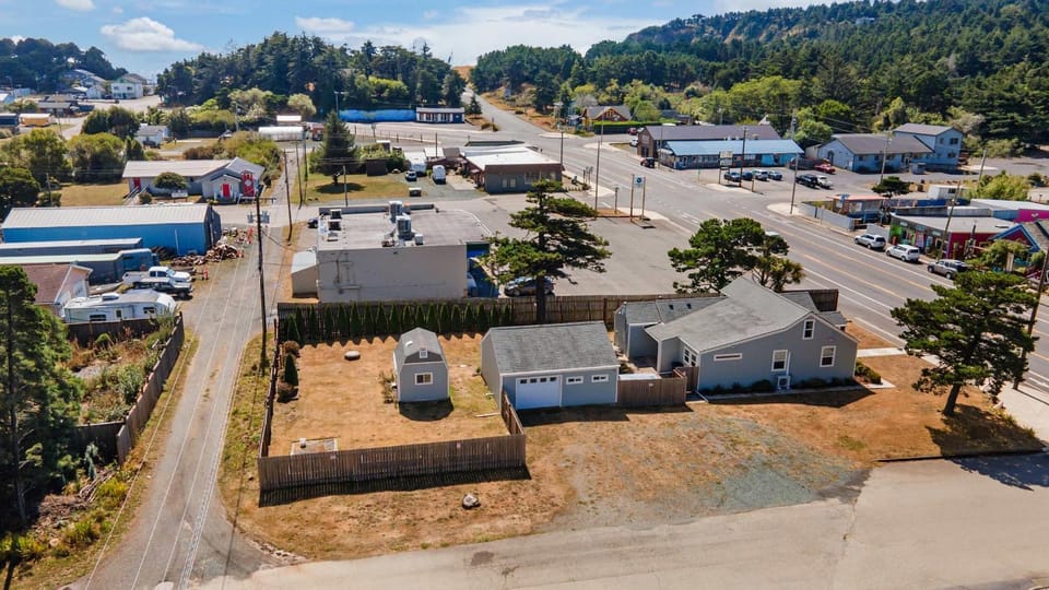 Port Orford Coastal Retreat - Pet Friendly & Fire Pit House in Port Orford