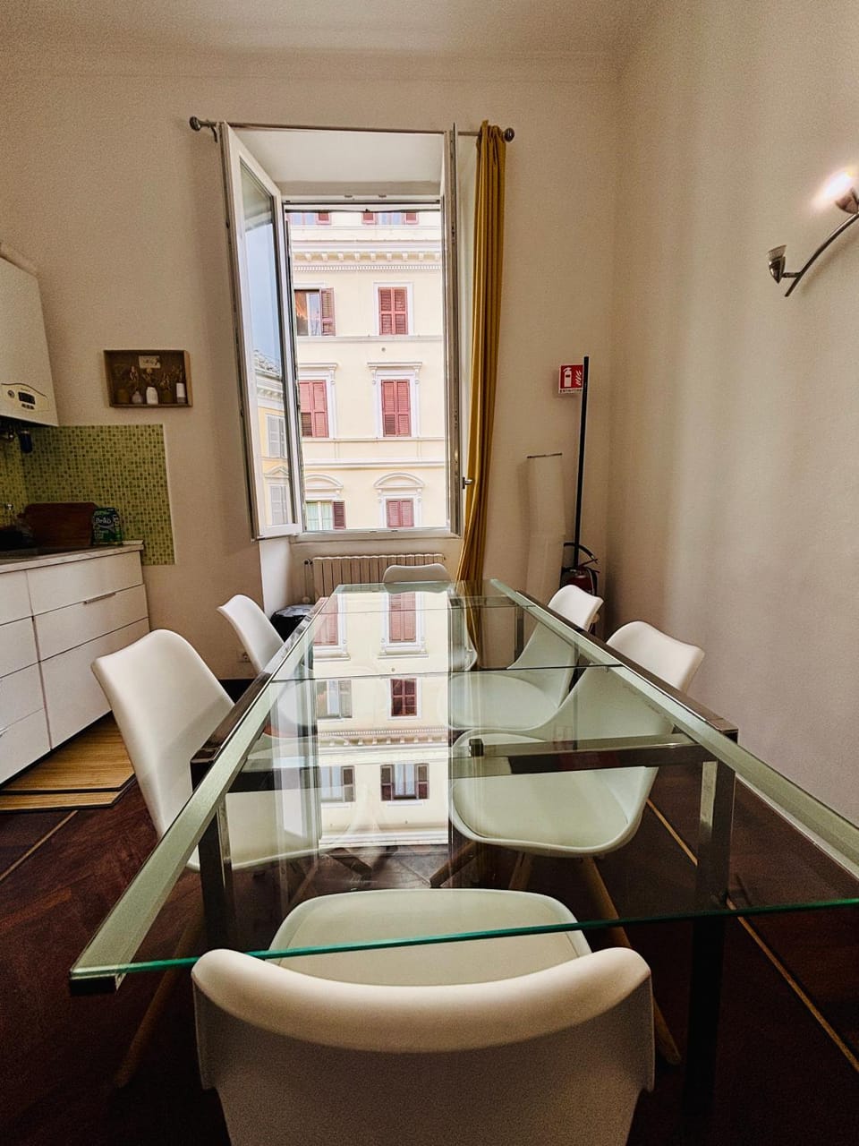 Kitchen or kitchenette, Living room, Seating area, Dining area