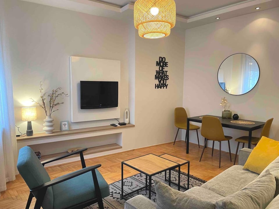 Communal lounge/ TV room, TV and multimedia, Living room, Seating area, Dining area