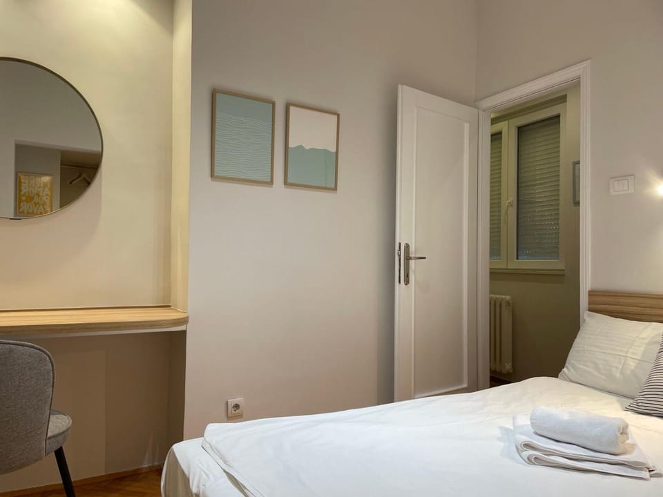Bed, Bedroom, towels