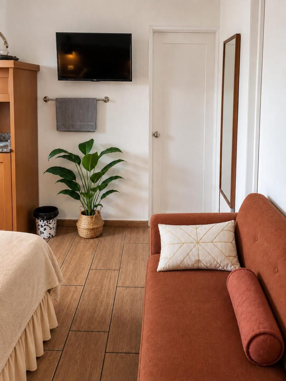 Bed, TV and multimedia, Photo of the whole room, Bedroom