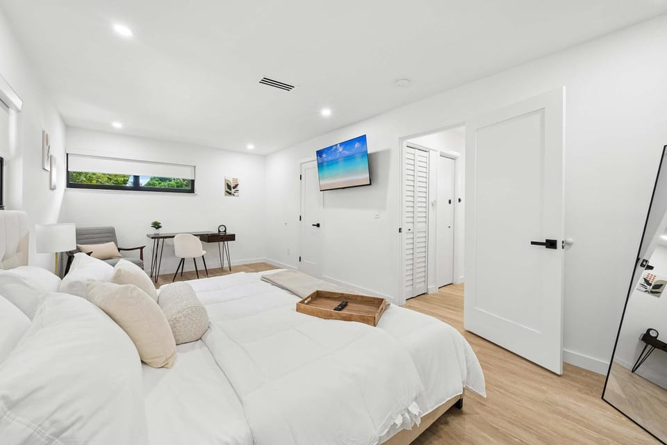 The Frow Bungalow in Historic Coconut Grove House in Coconut Grove