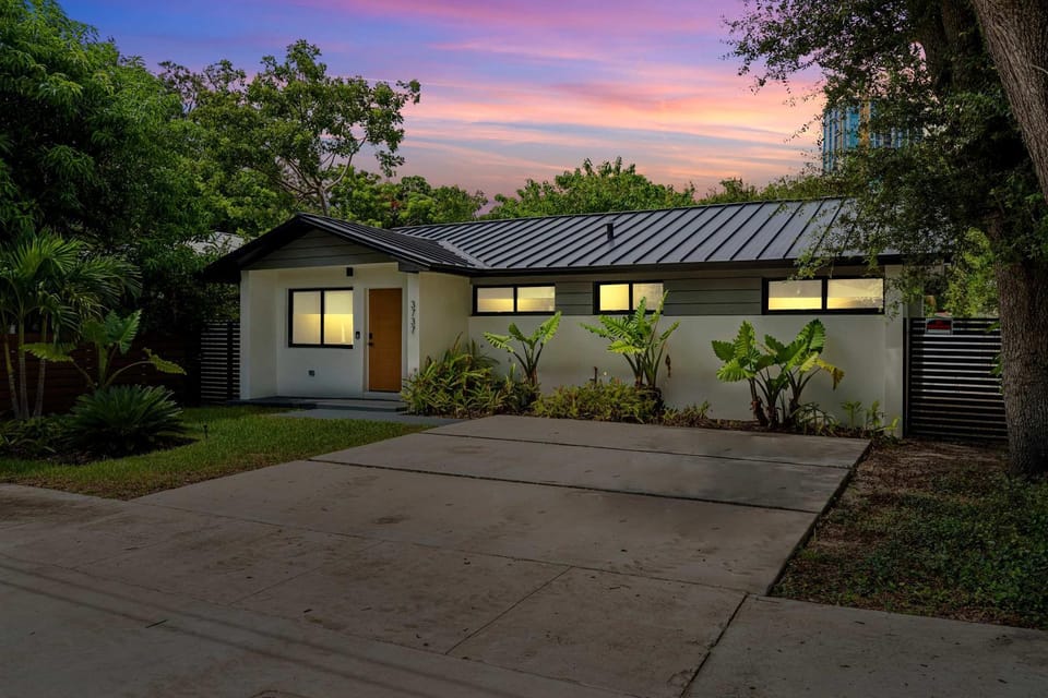 The Frow Bungalow in Historic Coconut Grove House in Coconut Grove