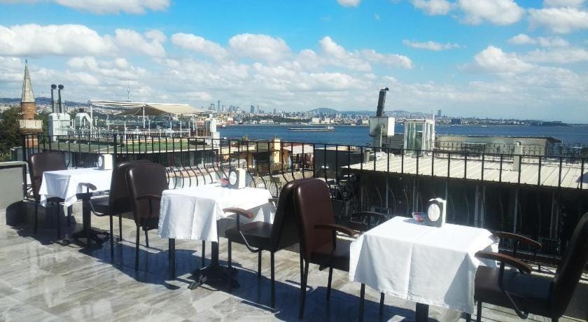 Property building, View (from property/room), Balcony/Terrace, Dining area, City view, Sea view