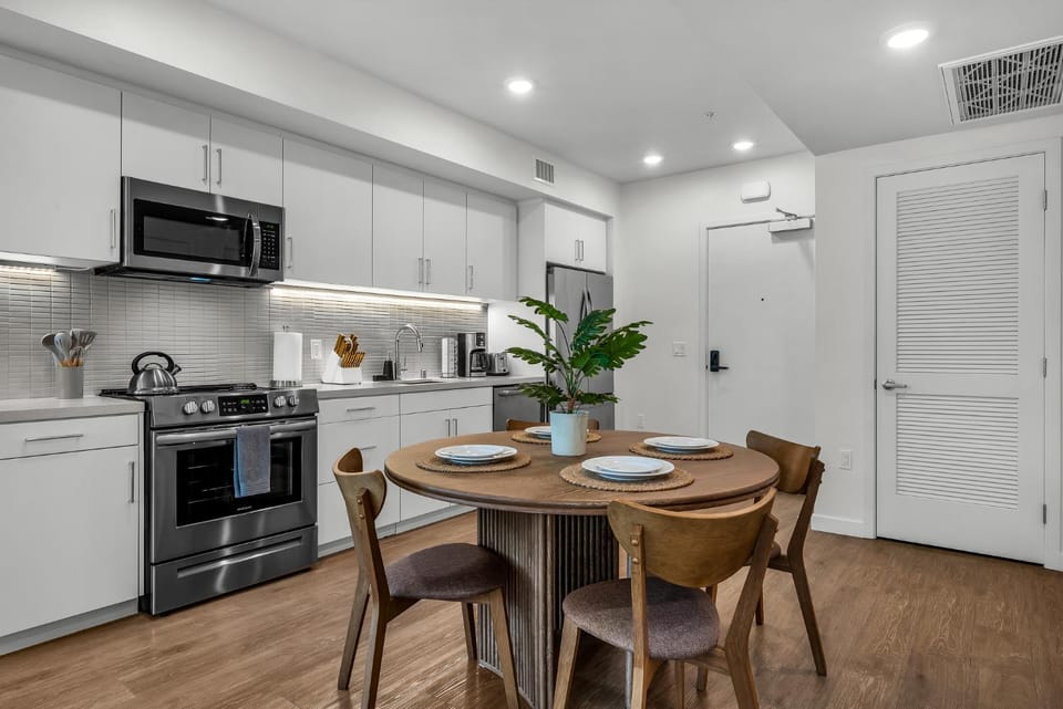 Kitchen or kitchenette, Dining area, stove