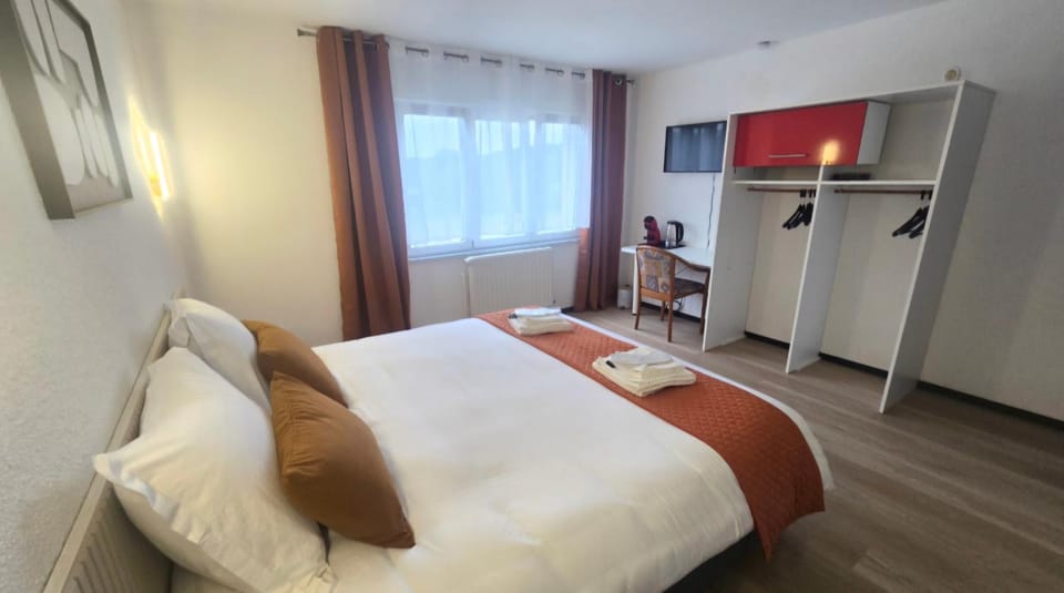 Bed, TV and multimedia, Photo of the whole room, Bedroom