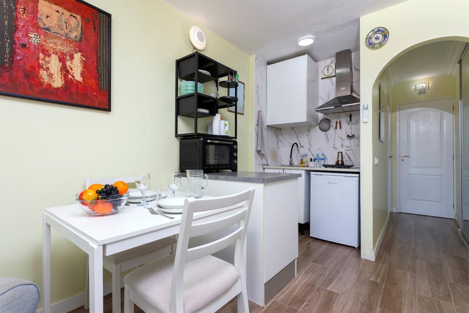 Kitchen or kitchenette, Dining area, stove