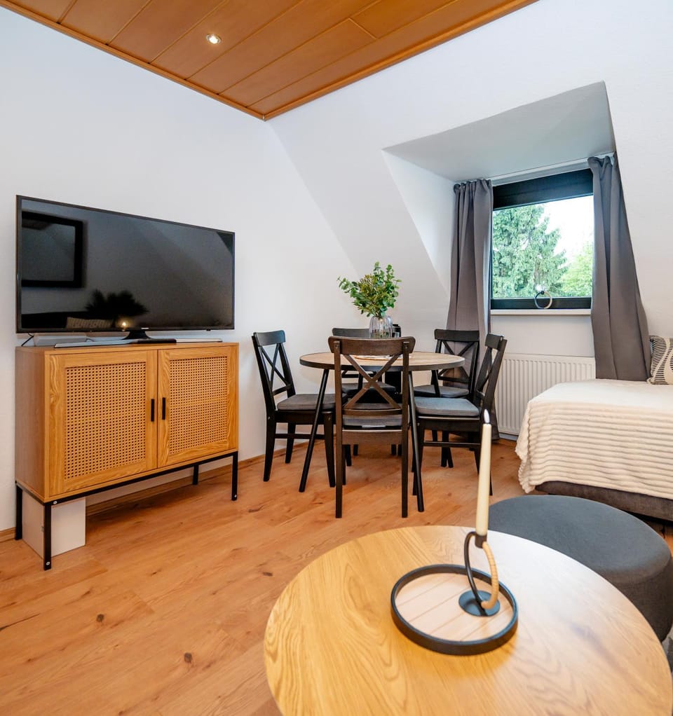 TV and multimedia, Living room, Seating area, Dining area
