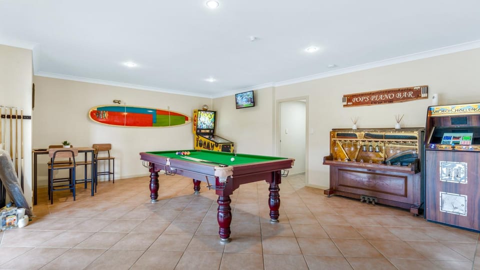 Billiard, Game Room
