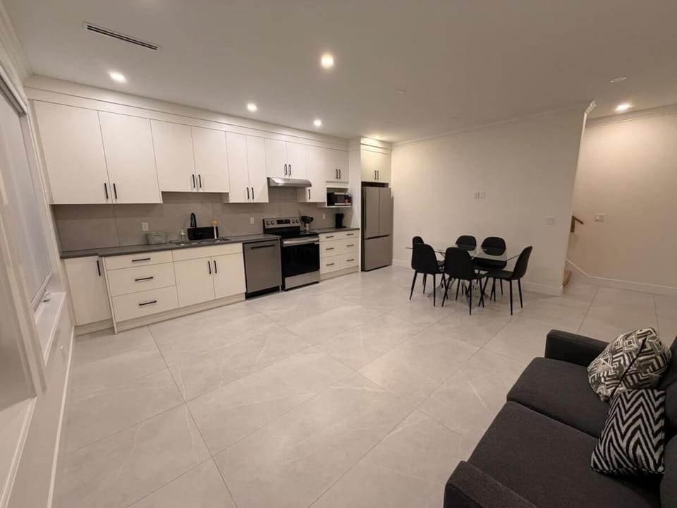 Elegant New 3-Bedroom Retreat Perfect for Families House in New Westminster