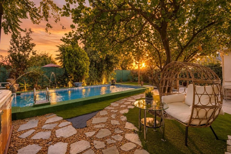 Resort-Style LA Retreat Pool, Spa,Dining House in Reseda