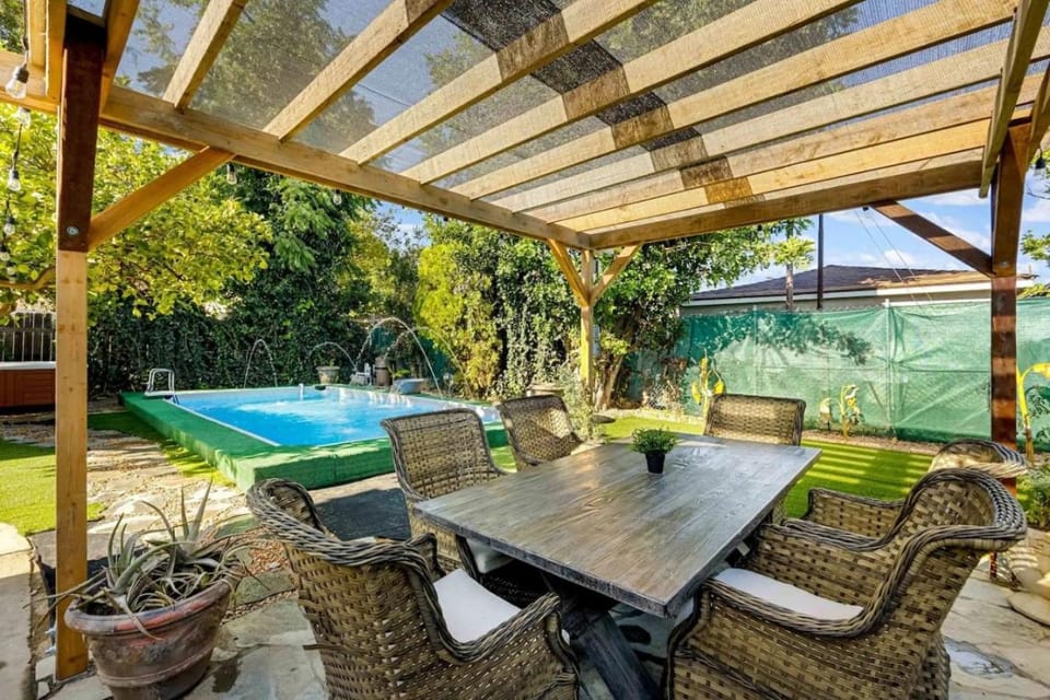 Resort-Style LA Retreat Pool, Spa,Dining House in Reseda