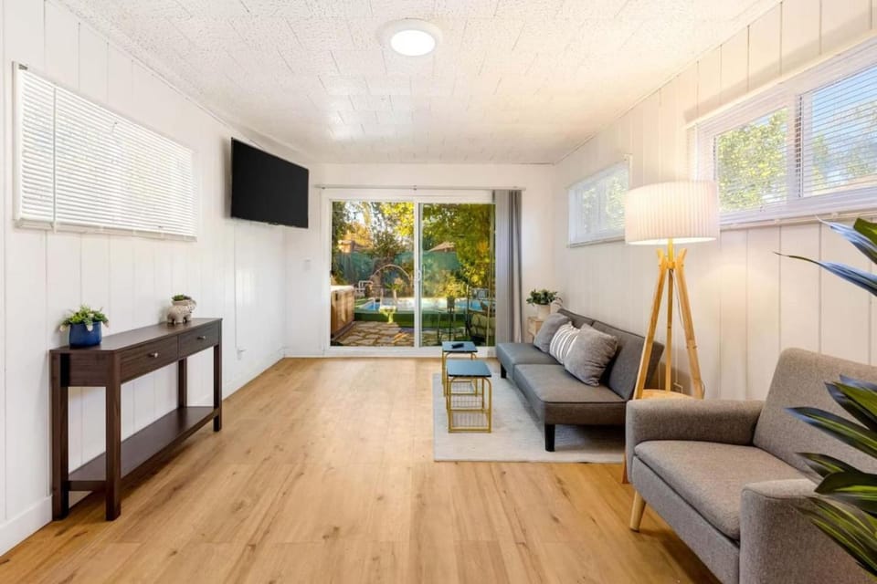 Resort-Style LA Retreat Pool, Spa,Dining House in Reseda