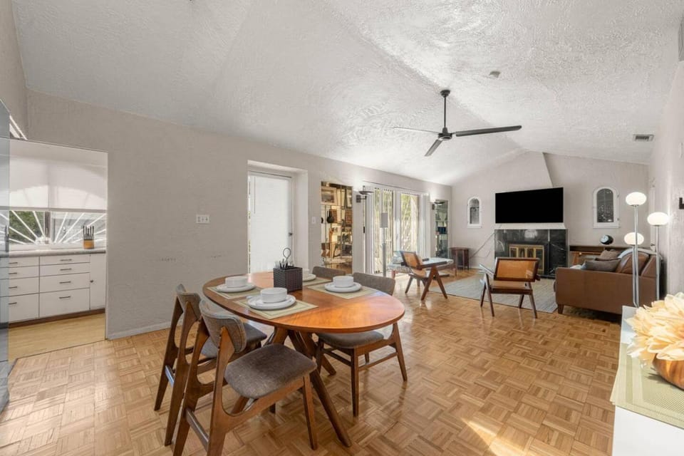 Charming 2BR Home in North Hollywood House in Toluca Lake