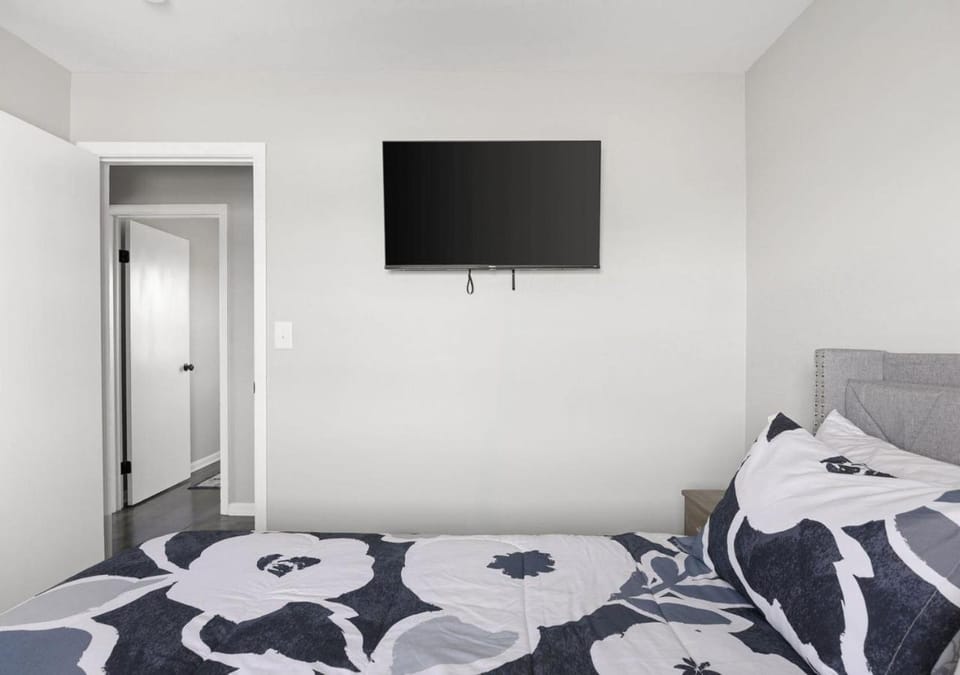 Bed, TV and multimedia, Photo of the whole room, Bedroom