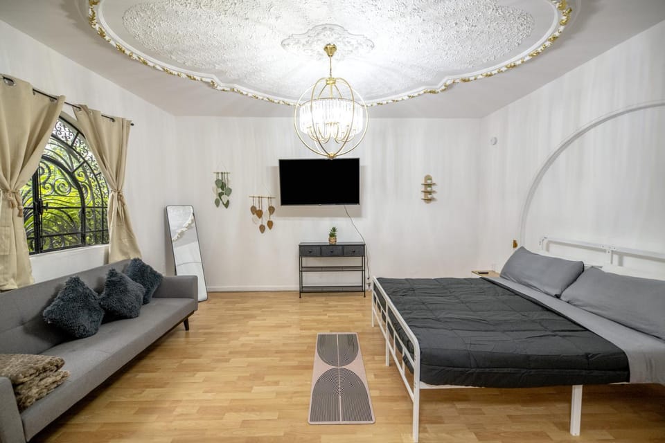 TV and multimedia, Photo of the whole room, Bedroom