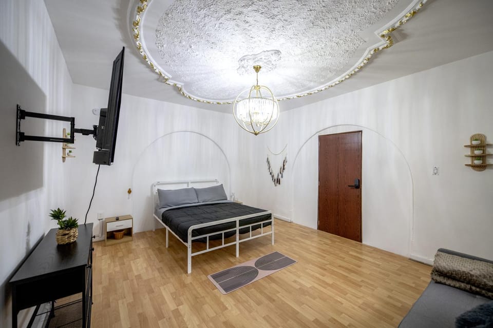 Bed, TV and multimedia, Photo of the whole room, Bedroom