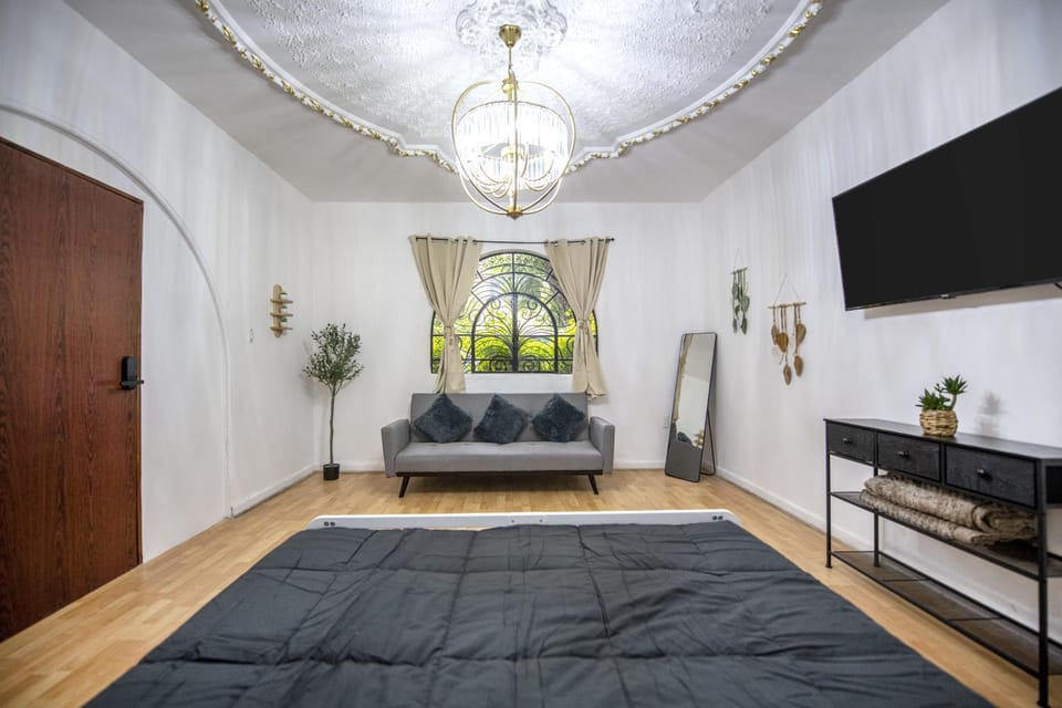 Bed, TV and multimedia, Photo of the whole room, Bedroom