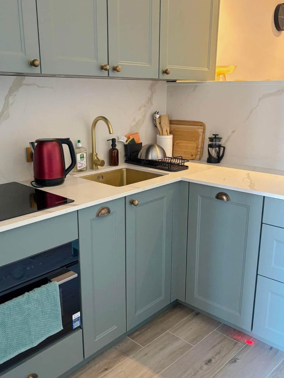 Coffee/tea facilities, Kitchen or kitchenette, stove
