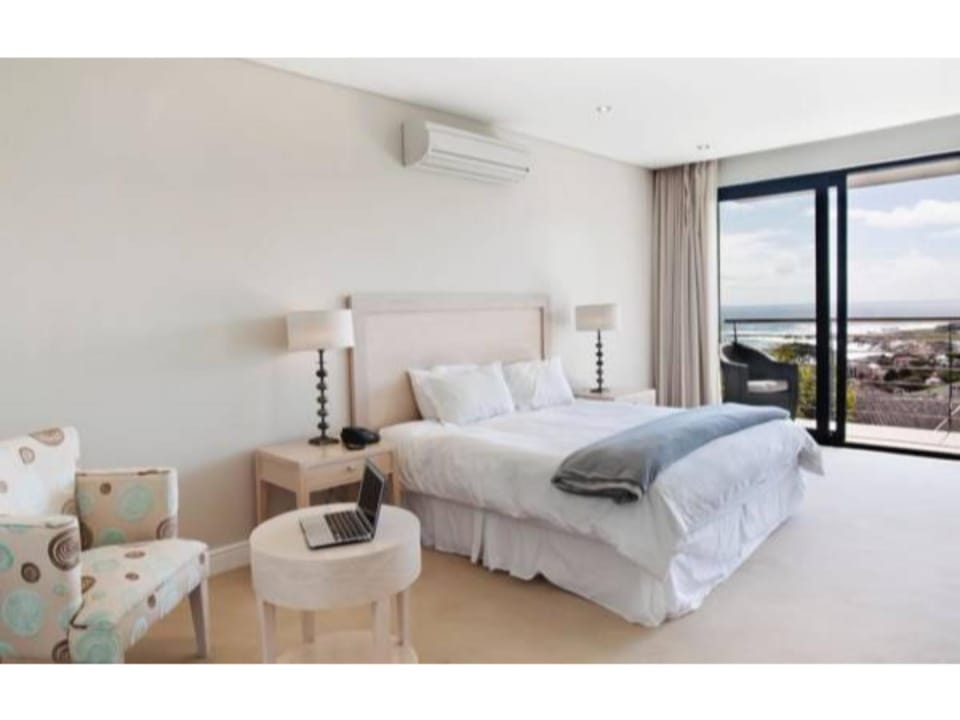 Photo of the whole room, Sea view