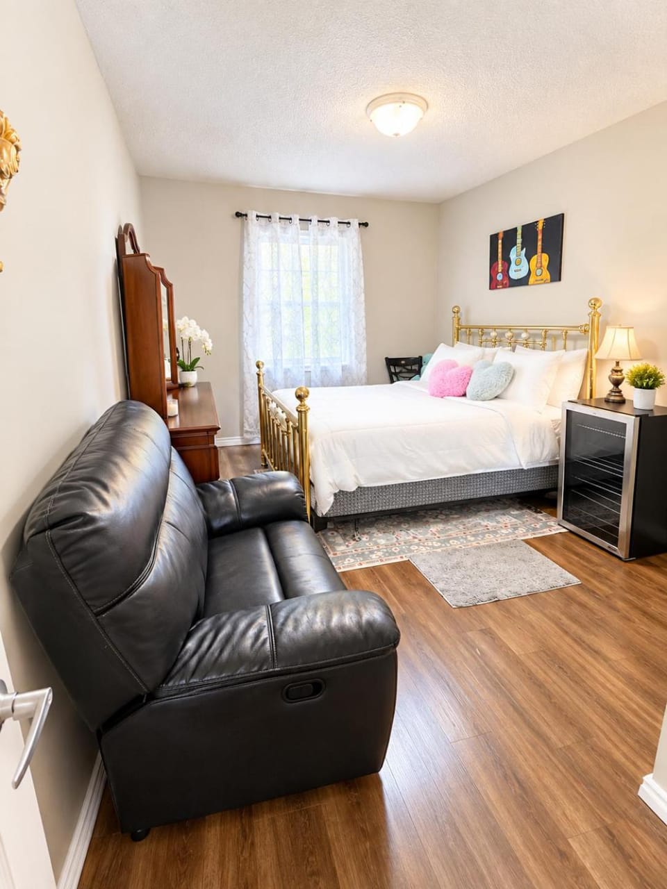 Hidden Gem Spacious 3-Bedroom Retreat Free Parking Apartment in Brant