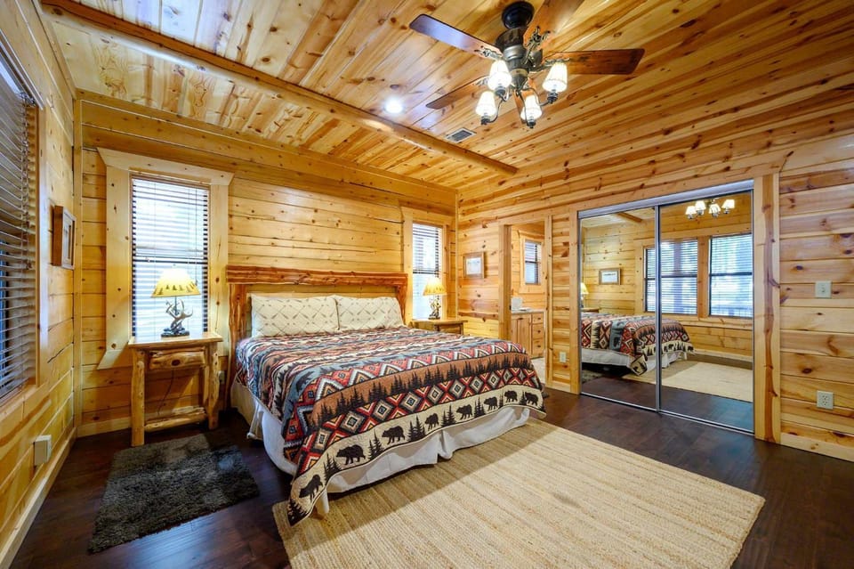 Castaway Lodge - spacious cabin with private rooms Cabin in Oklahoma