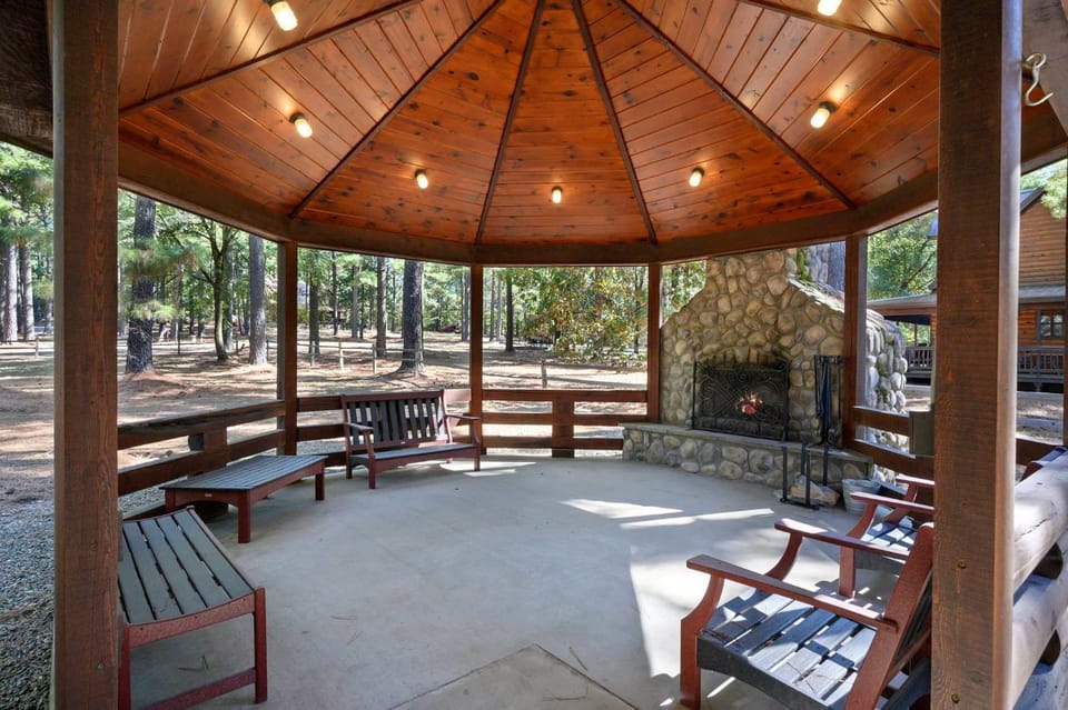 Castaway Lodge - spacious cabin with private rooms Cabin in Oklahoma