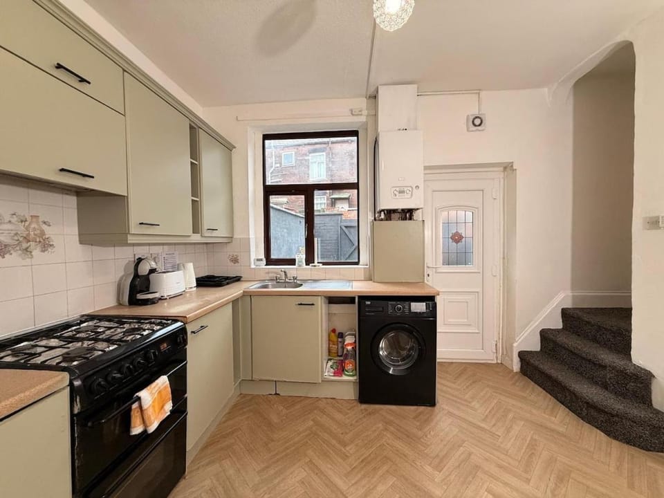Warm Cozy 3 Bedroom House, In Oldham Central House in Oldham